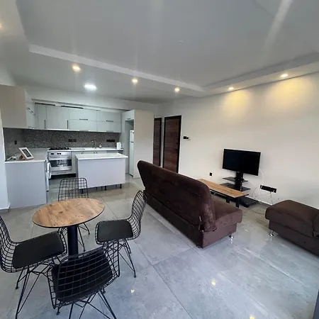 3 Bedroom In דירה *
