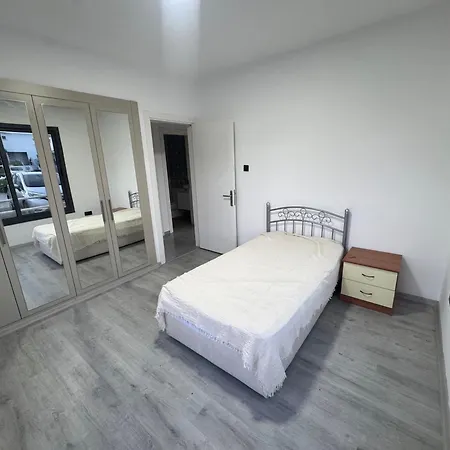 Joy Residence- 3 Bedroom With Balcony דירה *